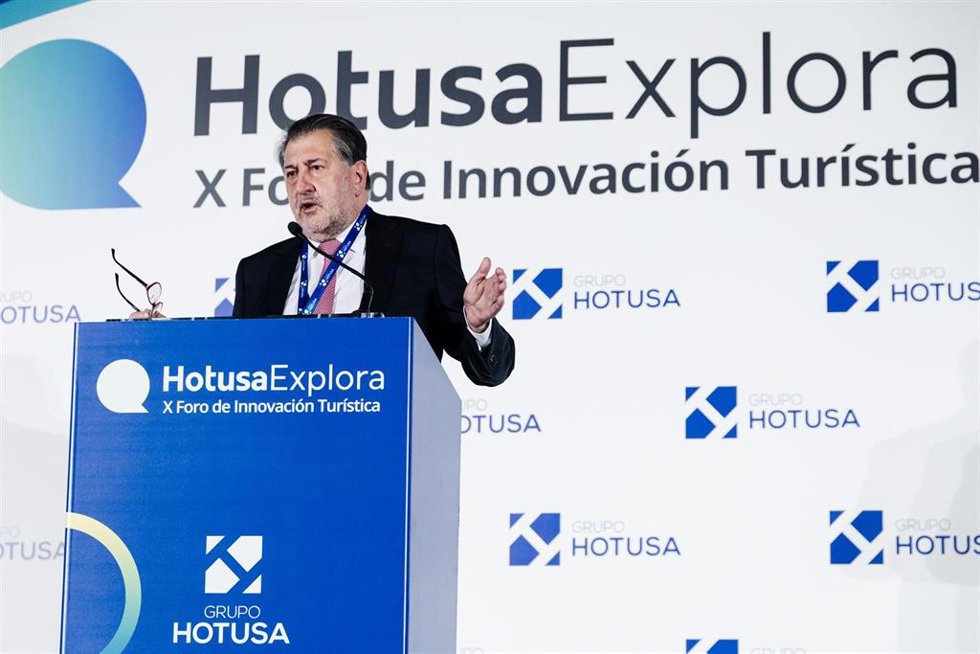 El presidente de Hotusa, Amancio López, interviene durante el X Foro de Innovación Turística Hotusa Explora, en el Hotel Eurostars Tower, a 22 de enero de 2024, en Madrid (España). El Grupo Hotusa ha organizado un año más el Foro de Innovación Turística