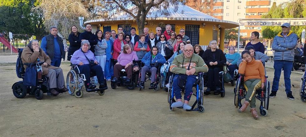 Concejales socialistas del Ayuntamiento de Huelva junto a vecinos del barrio del Molino de la Vega