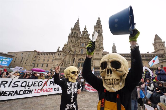 Manifestantes durante una protesta contra la gestión por el vertido de los pellets, a 21 de enero de 2024, en Santiago de Compostela, A Coruña, Galicia.