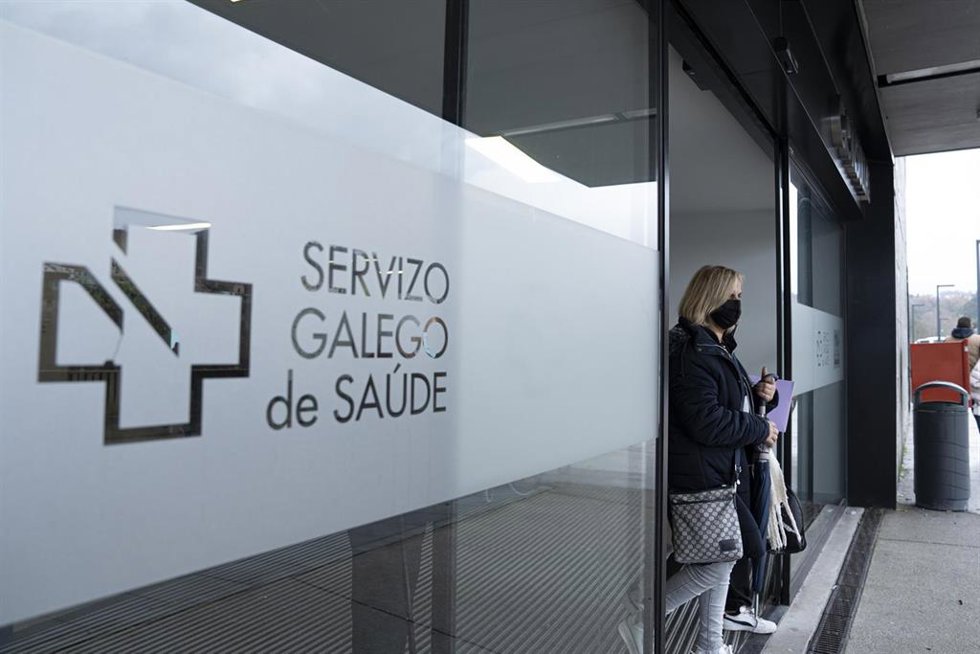 Una mujer sale con mascarilla del Hospital Álvaro Cunqueiro de Vigo, a 10 de enero de 2024, en Vigo, Pontevedra, Galicia (España). El ministerio de Sanidad ha implantado a partir de hoy, el uso obligatorio de mascarillas en hospitales y centros sanitari