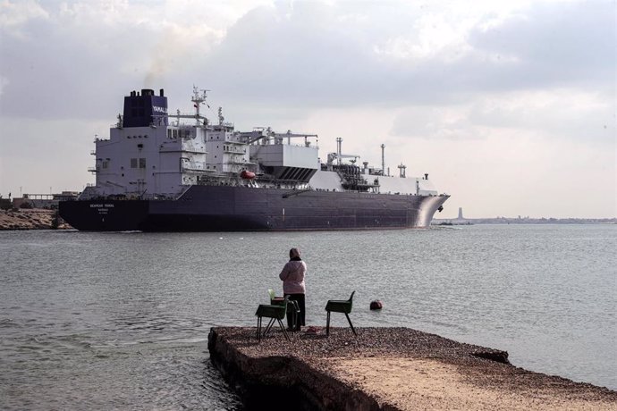 CAIRO, Jan. 13, 2024  -- A large ship travels on the Suez Canal in Ismailia Province, Egypt, Jan. 13, 2024.   Chairman of Egypt's Suez Canal Authority (SCA) Osama Rabie said on Friday that navigation traffic in the canal is regular in both directions.  