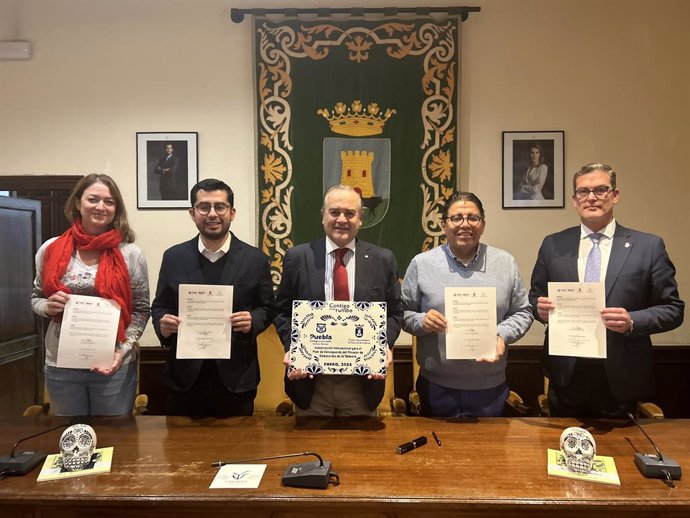Firma del convenio de colaboración entre Talavera de la Reina y Puebla (México).