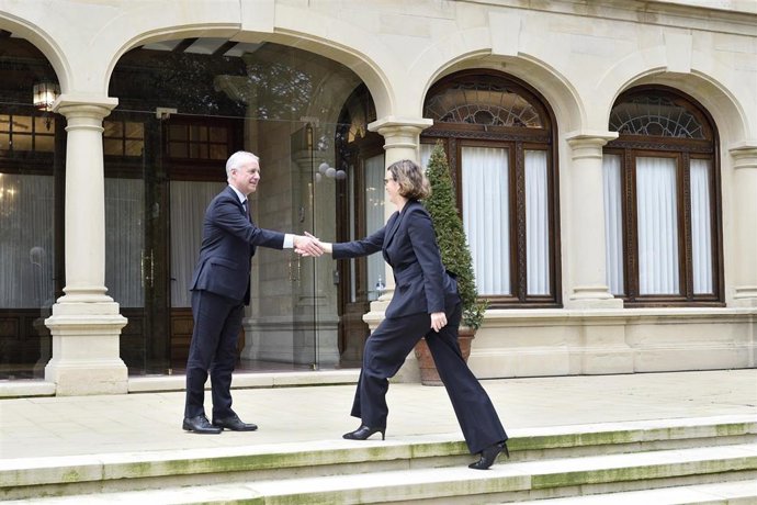 Urkullu saluda a Etxanobe a su llegada a Ajuria Enea