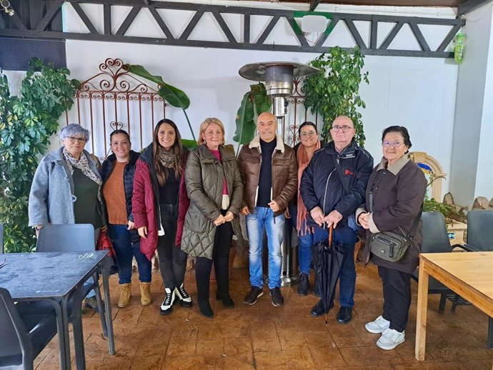 Encuentro del portavoz socialista en el Ayuntamiento de Córdoba, Antonio Hurtado, y la concejala Carmen González con colectivos de la barriada de Cerro Muriano