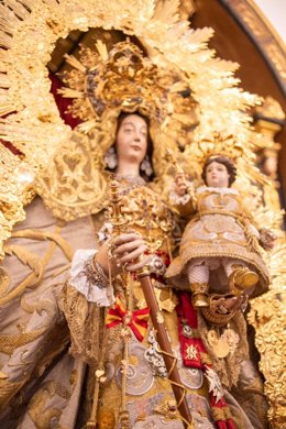 La Virgen de los Remedios de Fregenal de la Sierra con el bastón de mando y llave de la ciudad