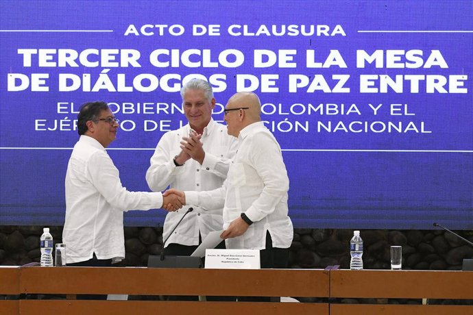 Archivo - HAVANA, June 10, 2023  -- Cuban President Miguel Diaz-Canel (C) applauds as Colombian President Gustavo Petro (L) shakes hands with the first commander of the National Liberation Army Antonio Garcia (R) at the closing ceremony of the third round