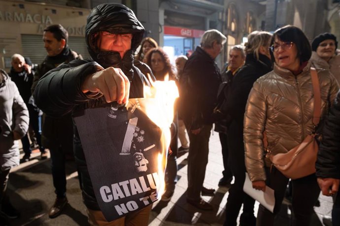 Unas 60 personas se concentran contra la visita de la Reina Letizia de este martes en Lleida