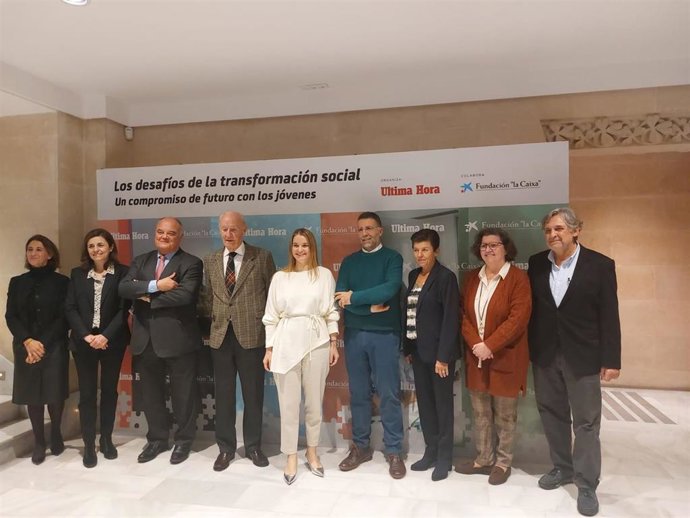 La presidenta del Govern, Marga Prohens, asiste a la conferencia 'Las nuevas adicciones en la era digital'.