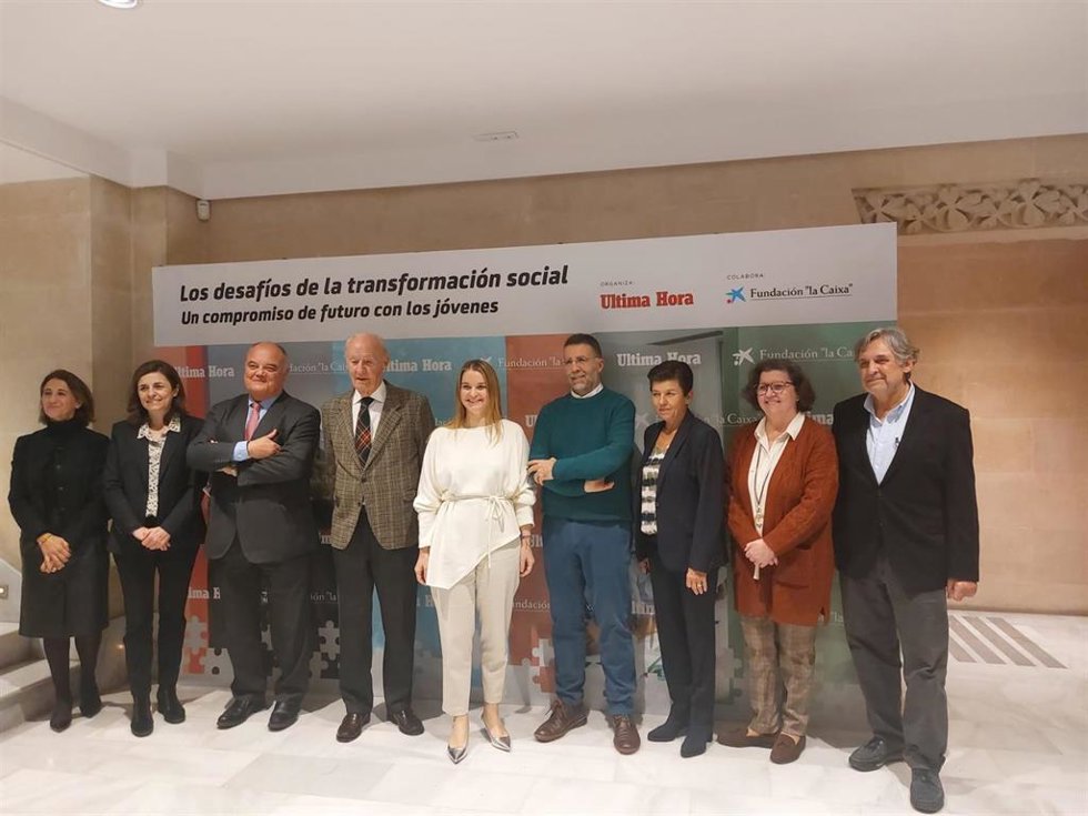 La presidenta del Govern, Marga Prohens, asiste a la conferencia 'Las nuevas adicciones en la era digital'.