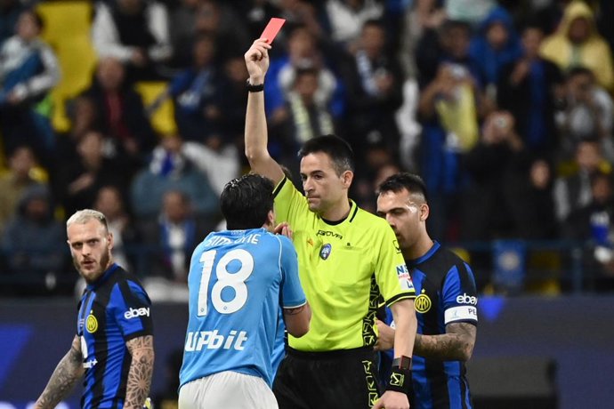 22 January 2024, Saudi Arabia, Riyadh: Referee Antonio Rapuano shows red card to Napoli's Giovanni Simeone during the Italian Supercup final soccer match between Napoli and Inter Milan at Al -Awwal Stadium. Photo: Massimo Paolone/LaPresse via ZUMA Press