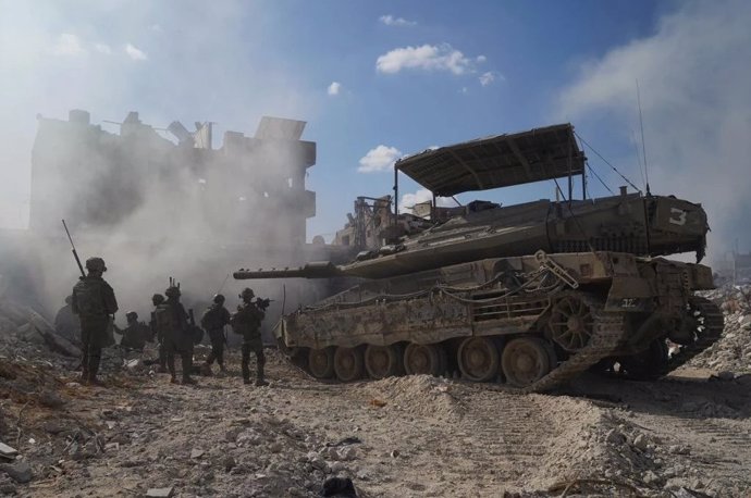 Un carro de combat i militars israelians a la Franja de Gaza