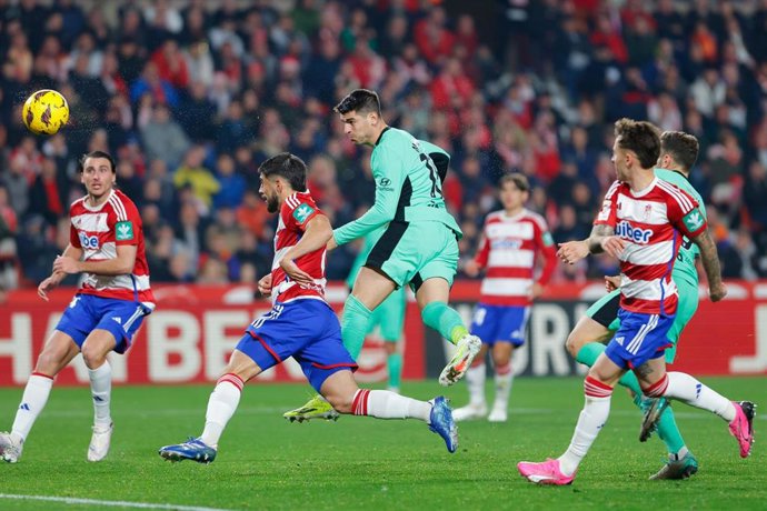 Alvaro Morata cabecea a gol el 0-1 del Granada-Atlético de Madrid de LaLiga EA Sports 23-24