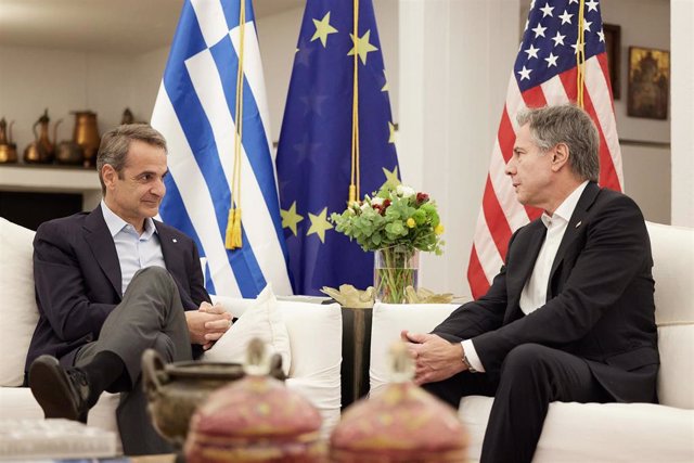 El primer ministro de Grecia, Kyriakos Mitsotakis (izquierda), y el secretario de Estado de EEUU, Antony Blinken (derecha)