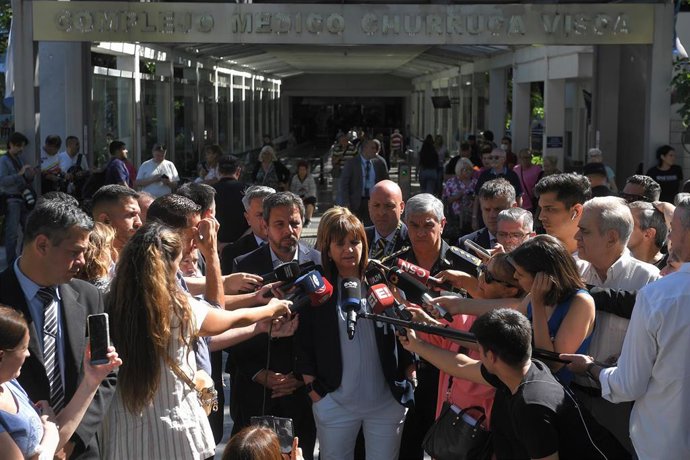 La ministra de Seguridad de Argentina, Patricia Bullrich, al salir del Hospital Churruca donde se confirmó la muerte de la hija de su guardia de seguridad