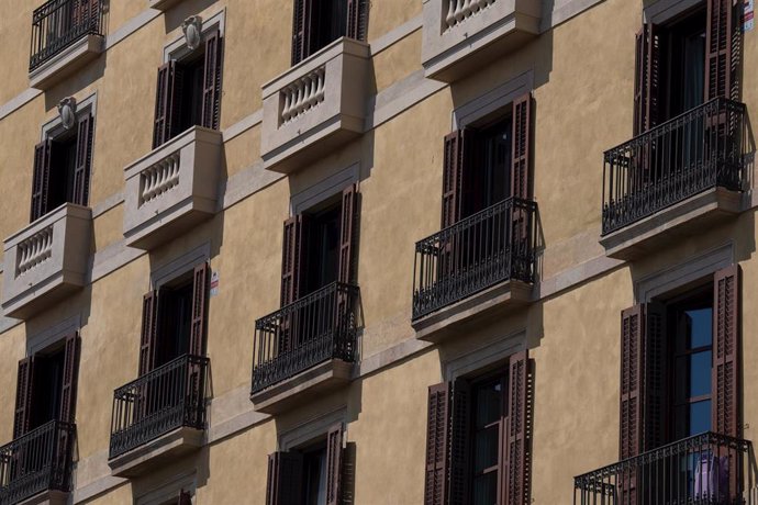Archivo - Fachada de un edificio, a 25 de abril de 2023, en Barcelona, Catalunya (España). La oferta de viviendas en alquiler ha caído un 51% en Barcelona desde el inicio de la legislatura, en 2019, según un comunicado de Idealista hoy. Barcelona es la 