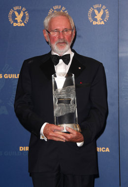Archivo - Jan 30, 2010 - Los Angeles, California, USA - NORMAN JEWISON with his lifetime achievement award in the press room at the 62nd Annual Directors Guild Awards at the Hyatt Regency Century Plaza in Los Angeles.