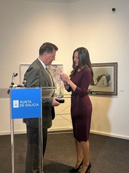 La consejera de Turismo, Cultura, Juventud y Deportes, Carmen Conesa, recoge el premio que Periodismo Digital ha concedido a la Fundación Camino de la Cruz con motivo del Año Jubilar de la Vera Cruz, en el marco de la VI edición de los Travellers