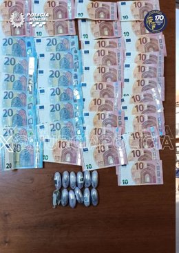 Dinero fraccionado y bellotas de hachís halladas por la Policía Local de Murcia en la mochila de un hombre durante un control preventivo en la pedanía de Aljucer