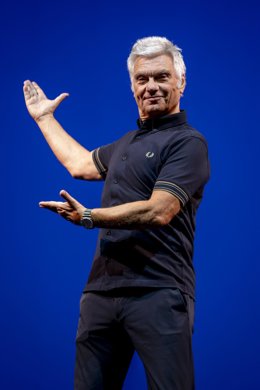 Archivo - El ex componente de Tricicle Carles Sans posa durante una entrevista