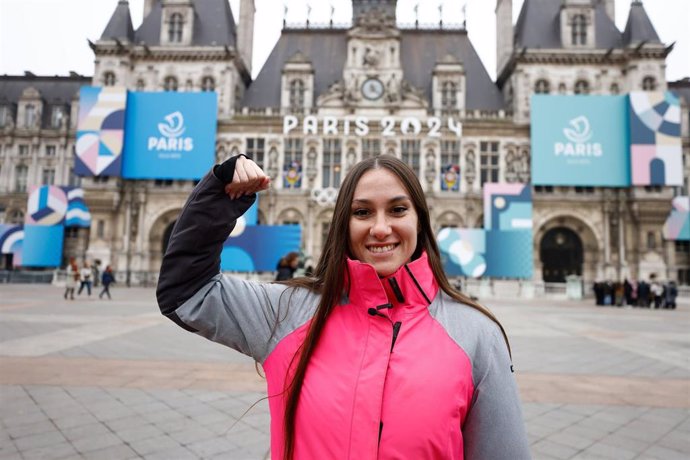 La nadadora paralímpica Sarai Gascon posa en el Ayuntamiento de París, ciudad en la que confía en lograr su primer oro paralímpico en este 2024.