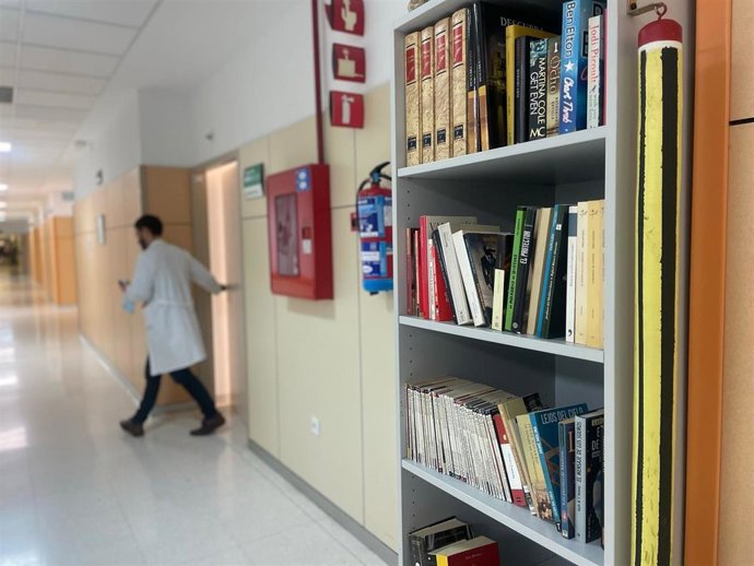 El Hospital Clínico de Málaga pone en marcha el proyecto Libros que Cuidan para fomentar la lectura clásica en las áreas de hospitalización