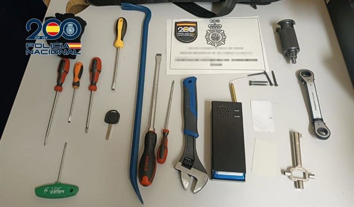 Pillan a tres ladrones mientras robando en una tienda de Chamartín tras realizar un butrón