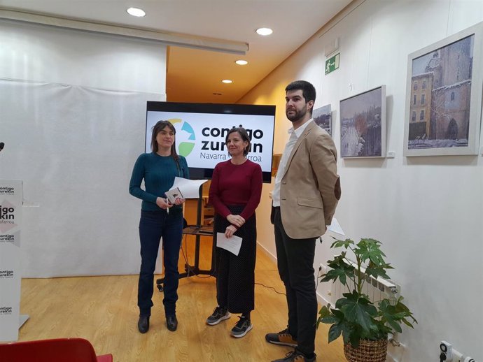 El portavoz de Contigo-Zurekin en el Parlamento foral, Carlos Guzmán, junto a la vicepresidenta tercera del Gobierno de Navarra, Begoña Alfaro, y la directora gerente del Instituto Navarro para la Igualdad, Patricia Abad