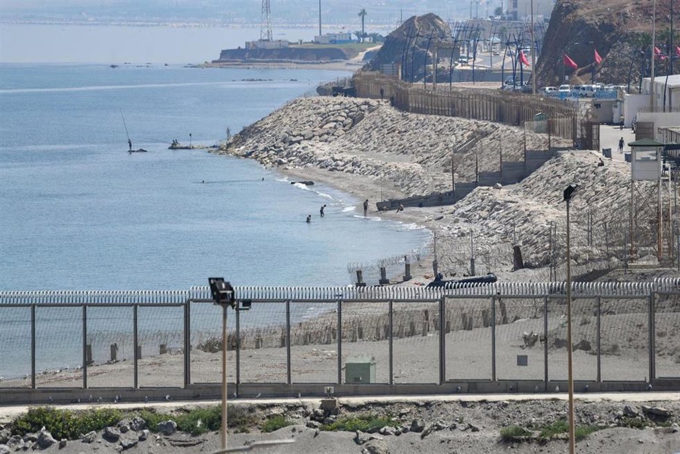 Archivo - Guardias marroquíes vistos desde el espigón de la playa del Tarajal en Ceuta ante el repunte de entradas de migrantes en una imagen de archivo