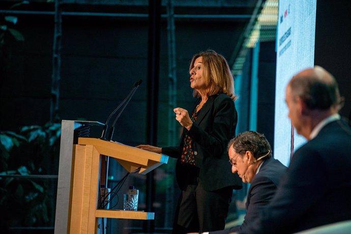 Archivo - La presidenta de UNESPA, Mirenchu del Valle, interviene en el XXX Encuentro del Sector Asegurador , en el Auditorio Rafael del Pino, a 17 de octubre de 2023, en Madrid (España).