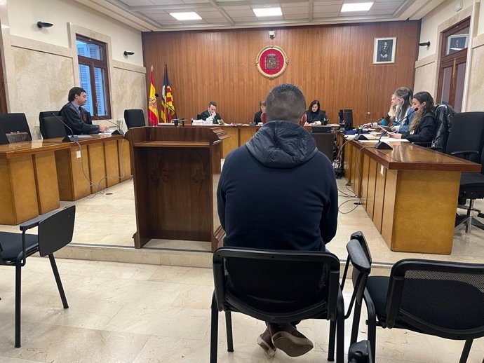 El acusado, sentado para el juicio en la Audiencia.