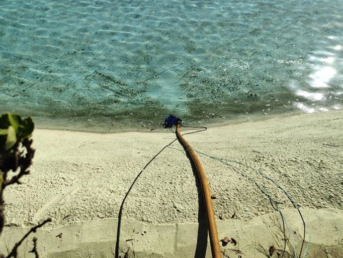 Vaciado del lago artificial del Parque de la Batería, cuya agua será aprovechada en el riego de árboles y especies vegetales de especial interés de la localidad costasoleña.