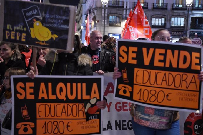 Archivo - Manifestación de CCOO a causa de la precariedad laboral de las trabajadoras de Educación Infantil en España, en la Puerta del Sol, a 8 de noviembre de 2023, en Madrid (España).