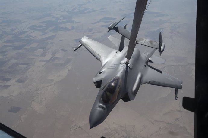 Archivo - August 3, 2023, Area of Control, Syria: A U.S. Air Force F-35 Lightning II stealth fighter aircraft refuels from a KC-135 Stratotanker during a patrol over Central Command area of responsibility, August 3, 2023 in Syria.