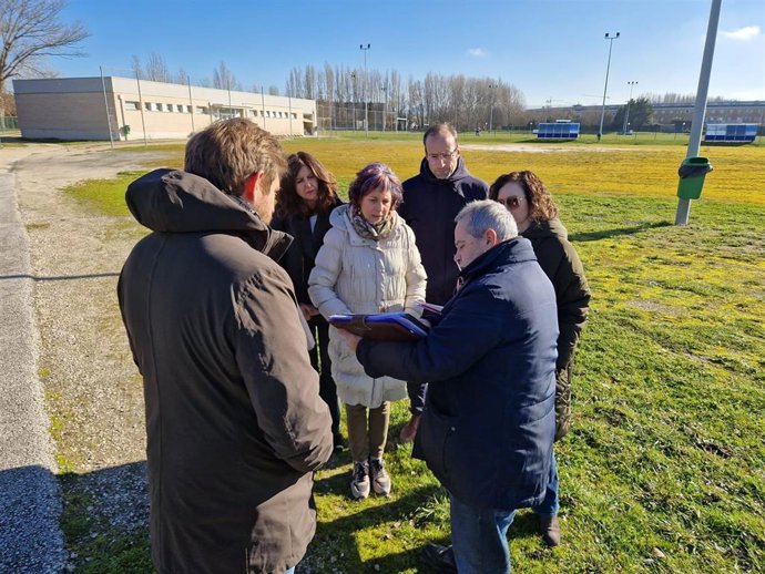 Jesús Lisarri, Begoña Pérez, la consejera Esnaola y Jorge Aguirre atienden las explicaciones de Pablo Carpio