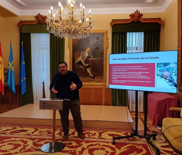 El concejal de Tráfico, Movilidad y Transportes Públicos del Ayuntamiento de Gijón, Pelayo Barcia (Foro), en rueda de prensa en el Consistorio.