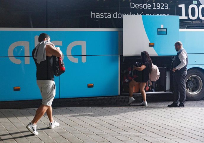 Archivo - Viajeros depositando sus maletas en el maletero de un autobús de ALSA.
