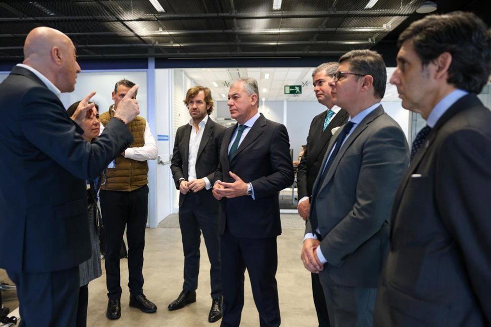 El alcalde de Sevilla, José Luis Sanz, en el Distrito Telefónica, donde ha mantenido una reunión con el presidente de Telefónica, José María Álvarez-Pallete.