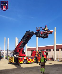 Los bomberos han rescatado al trabajador herido con un vehículo escala