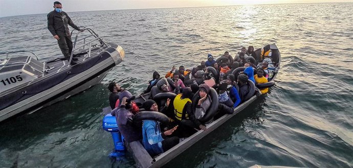 Archivo - Un barco de la Guardia Nacional de Túnez intercepta una embarcación con migrantes frente a las costas de Sfax (archivo)