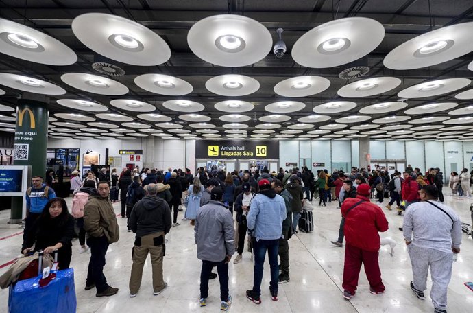 Archivo - Varias personas en las instalaciones Aeropuerto Adolfo Suárez-Madrid Barajas con motivo de la operación salida en el puente de diciembre, a 5 de diciembre de 2023, en Madrid (España). 