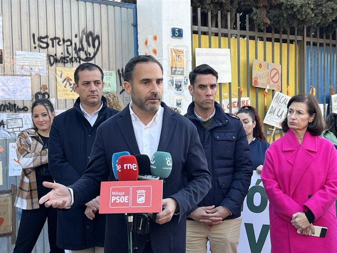 El secretario general del PSOE de Málaga, Daniel Pérez, en rueda de prensa