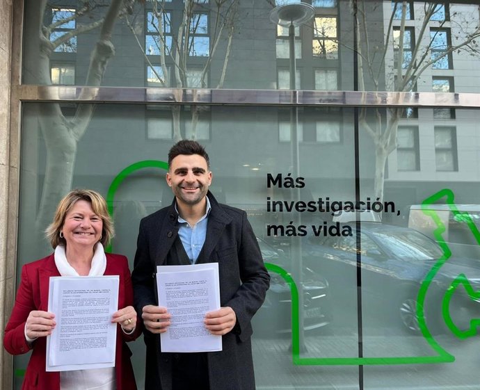 La portavoz del PP en el Consell de Mallorca, Núria Riera, y el conseller insular del PP Bernat Villori frente a la sede la AECC en Baleares.