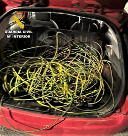 La Guardia Civil intervino a los detenidos varios metros de cable de cobre.