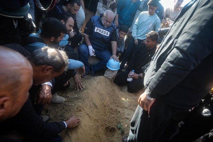 07 January 2024, Palestinian Territories, Rafah: APress helmet is placed over the grave of Hamza Dahdouh, aPalestinian journalist who worked for Al Jazeera and was killed in an Israeli air strike on Rafah. Hamza is the son of Al-Jazeera bureau chief i