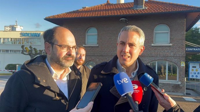 El secretario general del PSOE de Cantabria, Pablo Zuloaga, y su homólogo en Torrelavega, José Luis Urraca, en Solvay