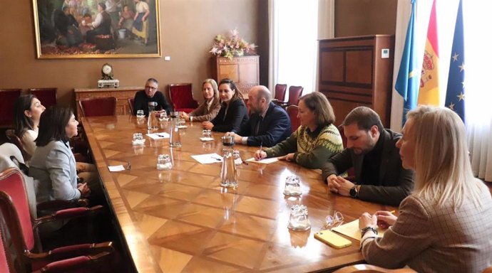 El presidente de la Junta General, Juan Cofiño, y representantes de grupos parlamentarios se reúnen con representantes de la Asociación de Cáncer de Mama Metastásico en sede parlamentaria