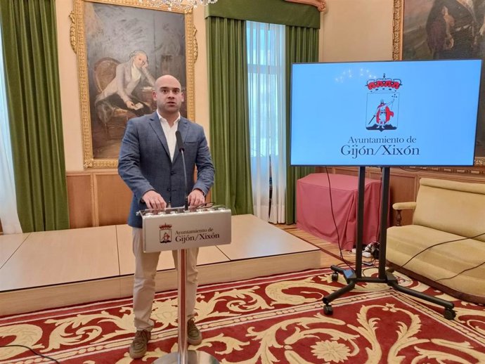 El portavoz de la Junta de Gobierno local en el Ayuntamiento de Gijón, Jesús Martínez Salvador (Foro), en rueda de prensa en el Consistorio gijonés.