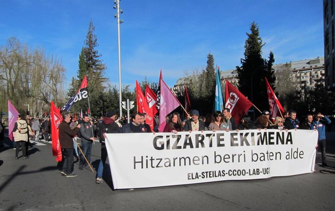 La manifestación, celebrada en Vitoria-Gasteiz, ha contado con la participación de miles de personas