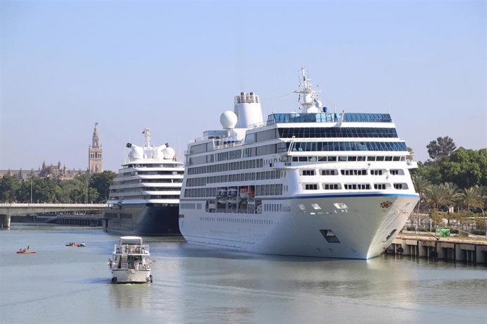 Crucero en el Puerto de Sevilla.
