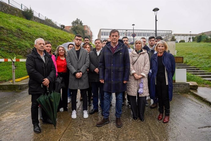 El candidato del PSdeG a la Presidencia de la Xunta, José Ramón Gómez Besteiro, junto a candidatos socialistas e integrantes de Xuventudes ante el Politécnico de Santiago